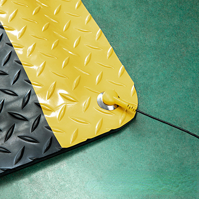 Anti fatigue Mat Professional de 3 ESD de couches noires et de plancher jaune