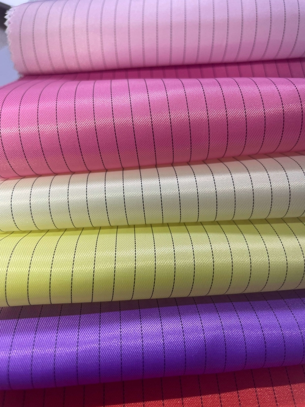 Tissu antistatique de 5mm de grille de polyester antistatique d'ESD 99% pour des vêtements de travail d'industrie