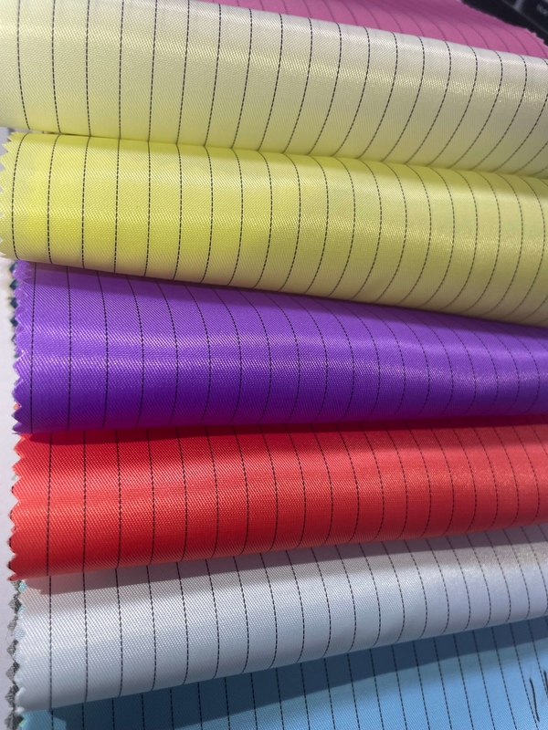 Tissu uniforme antistatique anti-poussière de grille de 5mm de polyester de Ripstop ESD de tissu antistatique pour des vêtements de travail